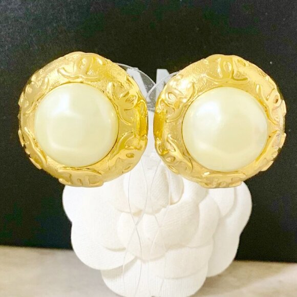 CHANEL CC Logos Pearl Round Clip-On Earrings Gold Tone 29 Auth #44920